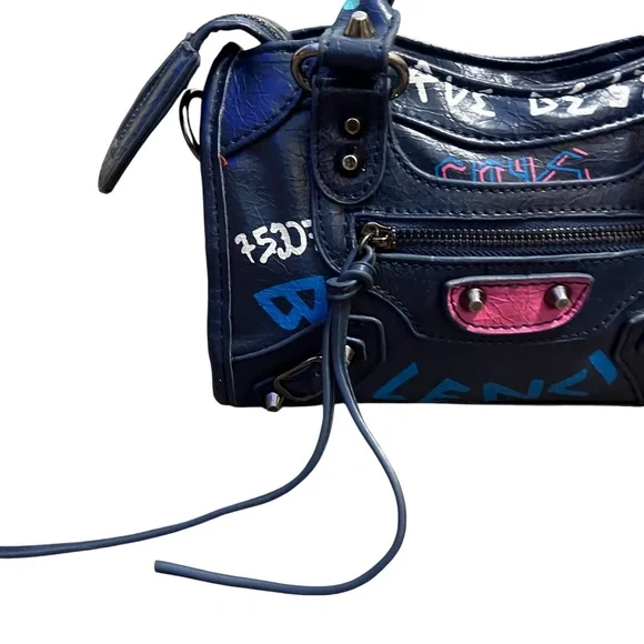 Graffiti Women's Leather Handbag Shoulder Bag with Zipper Closure - Picture 7 of 15
